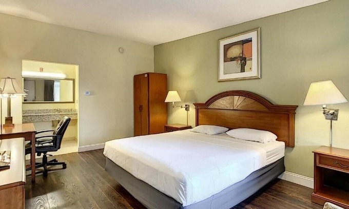 Orlando Apartment | King Room Near Lake Roger ORL