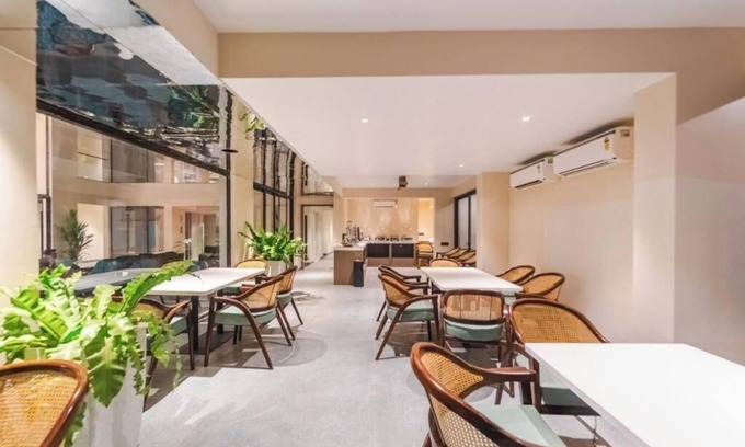 Nagoa Hotel | King Room with Garden View