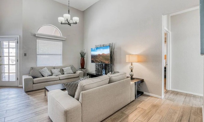 El Paso House | King Size bed/3 bedroom HOUSE/Huge backyard