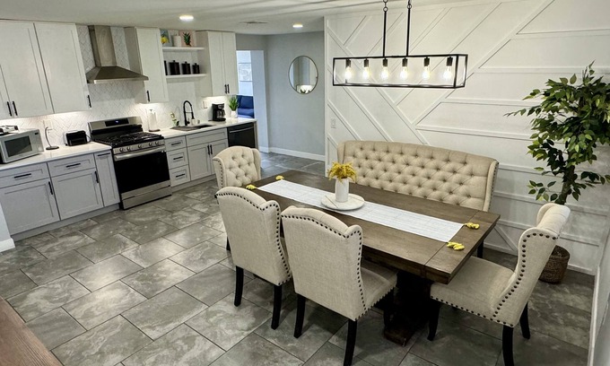 Biggs Field House | King size bed and 7 min away from Cielo Vista, El Paso's airport and Fort Bliss!