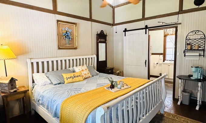 Canton Cottage | King Size Bed Suite Closest to First Monday Trade Days