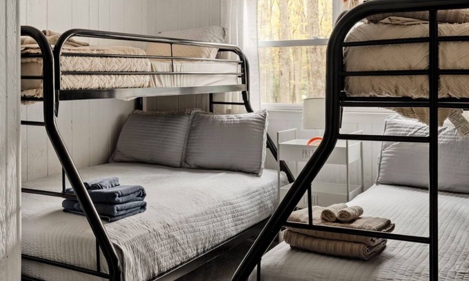 Jim Thorpe Cabin | King Size Beds, Bunk Beds, Access to Pool, Lake, & Tennis