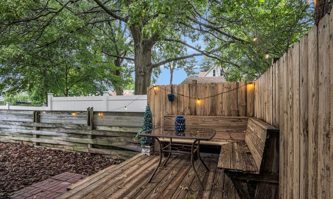 Carlisle House | King Size Beds! Close to Carlisle Fairgrounds! Private Deck!