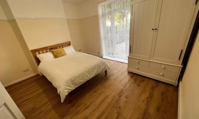 Charlton House | King size room in shared apartment
