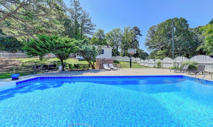 Suwanee House | King St RETREAT- PvT pool, bball, ping pong, Pets OK