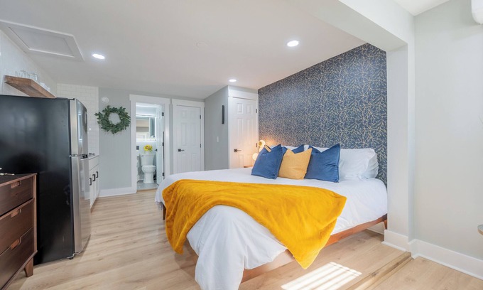 Blacksburg Apartment | King Studio - Blacksburg Suites