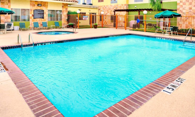 Bonanza Apartment | King Studio Near LRD | Shared Hot Tub + Daily Free Breakfast