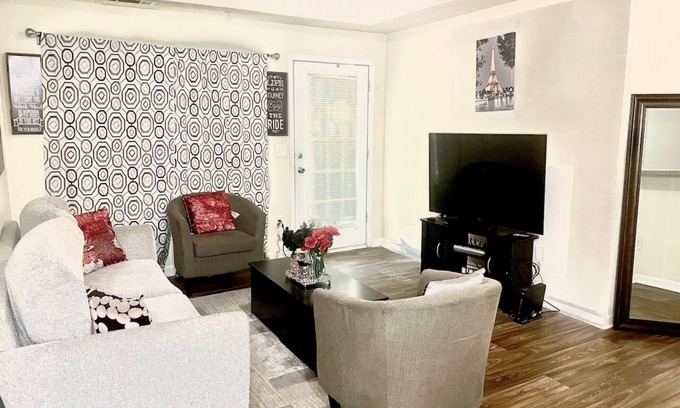 Clarkdale Apartment | King suite 3BDRM 2Bath 5 beds 15 mins from downtown Atl & Mercedes-Benz Stadium