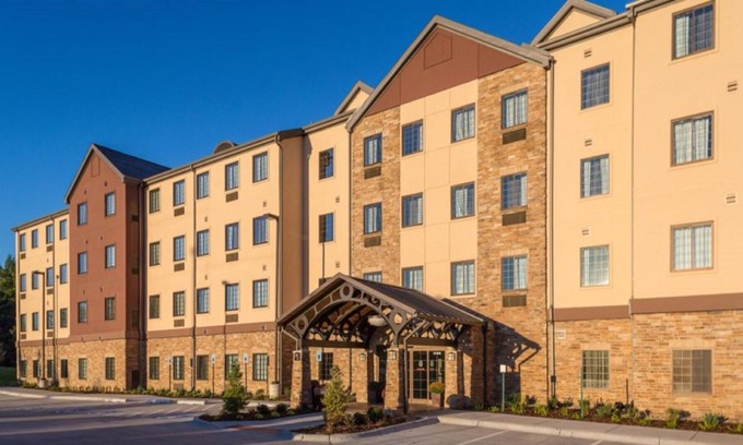 Wichita Falls Condo | King Suite Close to Castaway Cove Water Park! Equipped Kitchen + Complimentary Breakfast