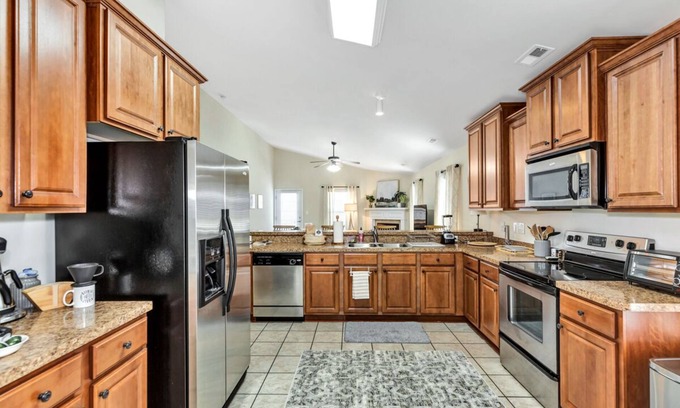Madison House | King Suite, Cozy 3/2 Home, Pet-Friendly Relocation Haven - Airport, RSA, Stadium