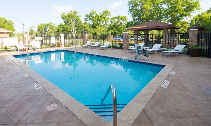 Lake Jackson Condo | King Suite. Free Breakfast. Outdoor Pool. Near Sea Center Texas!