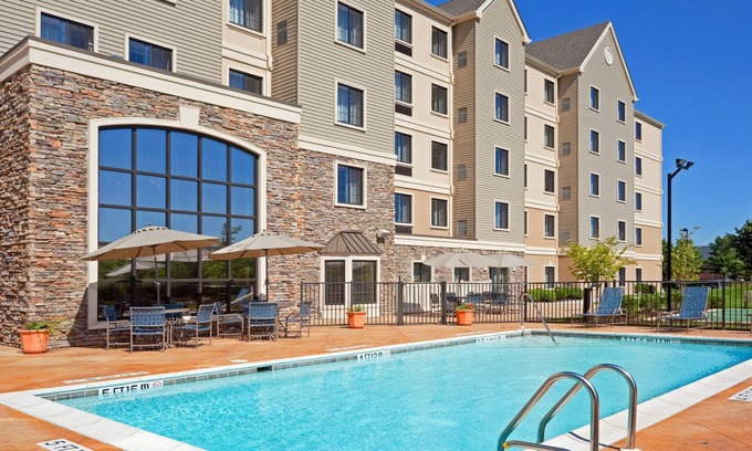 Concordville Condo | King Suite. Free Breakfast. Seasonal Outdoor Pool. Gym. Close to Longwood Gardens!