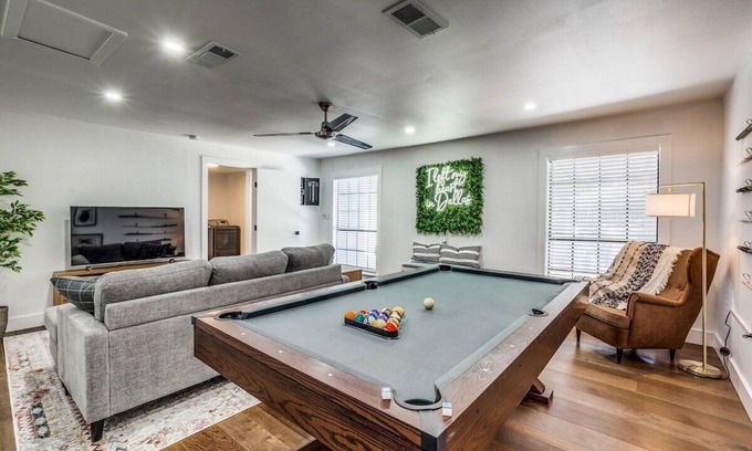 Dallas House | King Suite + Game Room | 15 Mins From Everything!