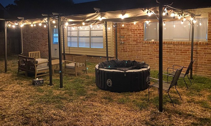 Nassau Bay House | King Suite, Hot Tub, NASA, Kemah, Beach, Yard, Fun