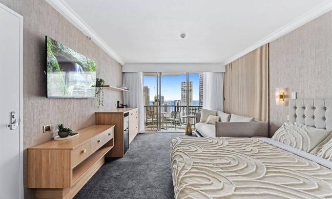 Surfers Paradise Apartment | King Suite - Ocean View, Renovated Luxury - Lev 19