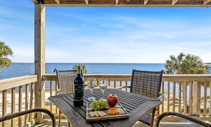 Cedar Key Condo | King Suite * Waterfront Views * Dolphins * Kayak Launch * Boat Parking