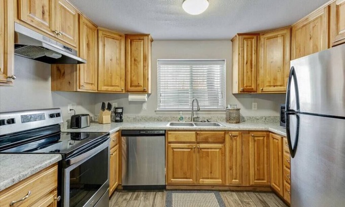 Springville House | King Suite, Wide Backyard, Lots of Parking!