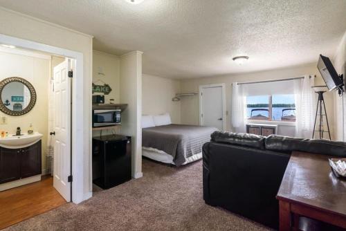 Mayfield Apartment | King Suite with Scenic Views at Fife Lake Lodge
