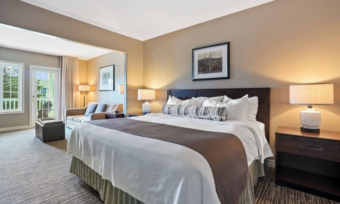 Oro-Medonte Condo | KingBed+Pool+HotTub+Sauna+ pet friendly