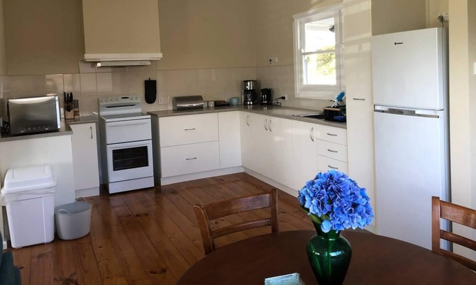 Portland House | Kingfisher Cottage - 5 minute walk to cliff top and whale watching platform