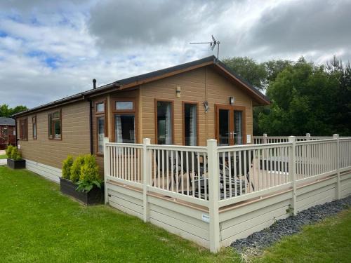 Malton Cabin | Kingfisher Lodge with Hot Tub
