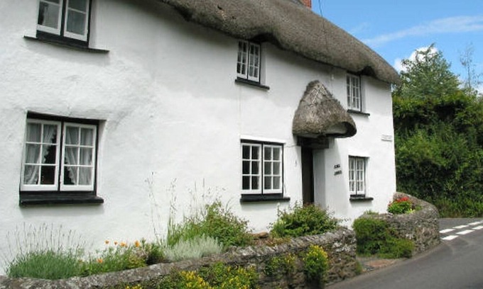 Burgh Island Cottage | KINGS CORNER, pet friendly, with open fire in Kingston