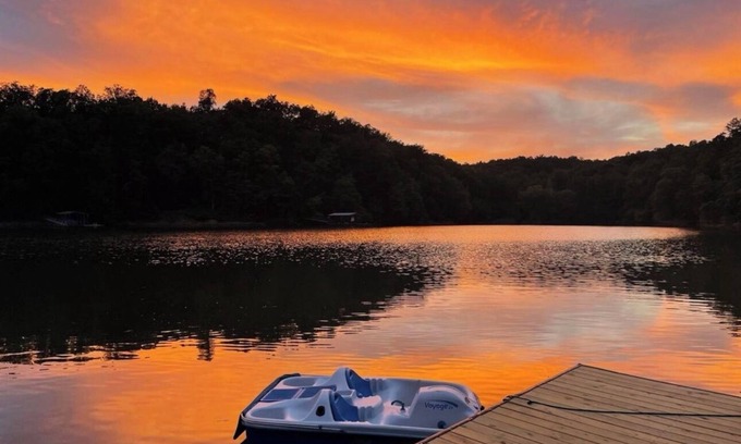 Crane Hill House | King’s Cove - Across from Trident Marina - Year Round Deep Water!