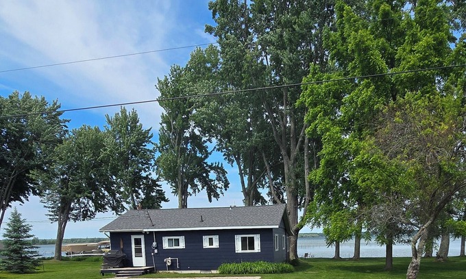 Burt Lake Cottage | Kings Point Cottage on Burt Lake's Poverty Bay