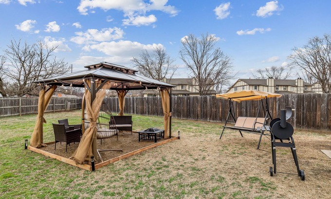 Wichita House | Kings, Theater & 9 Beds - NearWesley