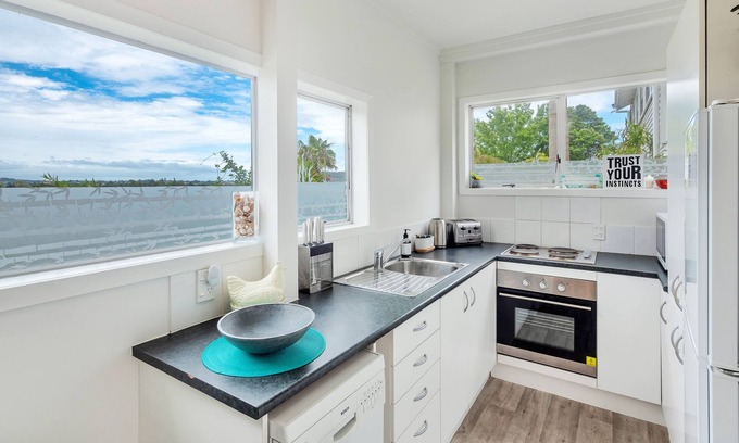 Mount Eden House | Kingsland Contemporary 2BR with Carpark