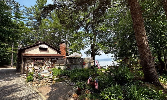 Indian River House | Kingsley Beach Cottage right on Burt Lake