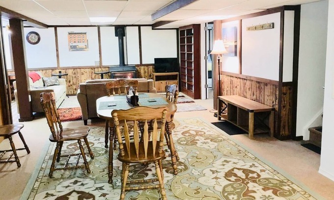 Bayridge West House | Kingston ON -One Bedroom plus large loft Separate Entrance Apt-3 beds (1 q+ 2 s)