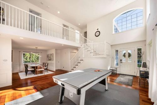Kingsgate House | Kirkland Elegant 4B 2 5B Family Retreat with Designer Decor