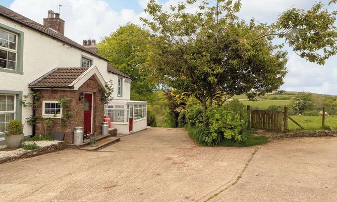 Winder Cottage | KIRKLAND HOWE COTTAGE, pet friendly, with hot tub in Arlecdon