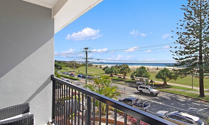 Coolangatta Apartment | Kirra Vista Apartments Unit 18 Kirra Beachfront, easy walk to shops, cafes and clubs with Wi-Fi