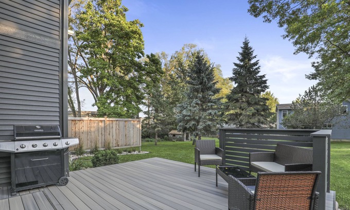 Monona House | KITCHEN 🔥 KING SUITE 👑 DECK & YARD 😎 SPACIOUS 🏡