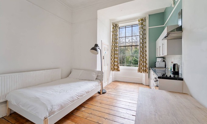 Clifton Apartment | Kitchenette Double Room with Shared Bathroom