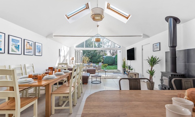 Highcliffe-on-Sea House | Kittiwake - in the heart of the coastal town of Highcliffe-on-Sea.