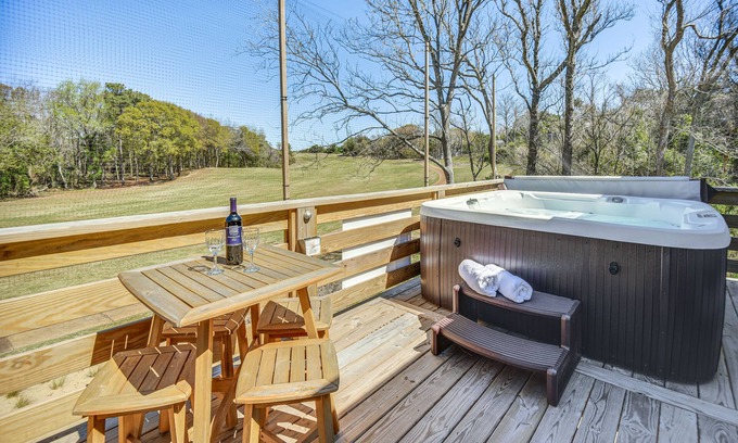 Sea Scape Apartment | Kitty Hawk Apartment w/Hot Tub - 1 Mi to Beach!