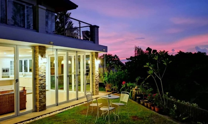 Kota Kinabalu Villa | KK Luxury Villa+Swimming Pool. 15pax.KK山顶休豪华闲度假屋私人泳池, 女佣包括 和免费机场接送服务