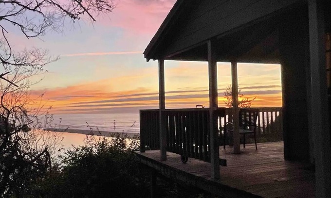 Klamath Cabin | Klamath Overlook House. 3 bedroom 2 bath with amazing views