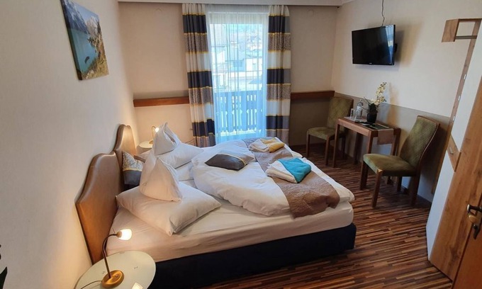 Seeboden Bed & Breakfast | Kleines Doppelzimmer Alleeblick mit Balkon - Gästehaus Bärwald