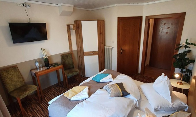 Seeboden Bed & Breakfast | Kleines Doppelzimmer Alleeblick - Gästehaus Bärwald