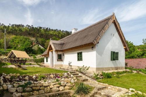 Nemesvita Apartment | Klementina's Guest House - Happy Rentals