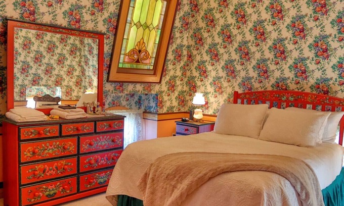 Pella Bed & Breakfast | Klompen Suite at Pella Mansion