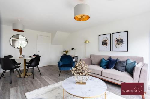 Knaphill Apartment | Knaphill - 2 Bedroom House - Garden & Parking