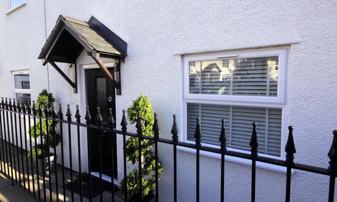 Conwy Cottage | Knight Rest Cottage Conwy - 5 Star Reviews Boutique Cottage (parking & wifi)