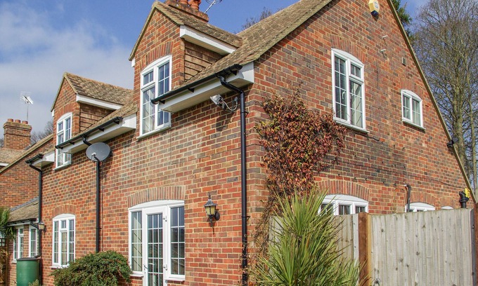 Maidstone Cottage | KNIGHTS COTTAGE, family friendly, with open fire in Hollingbourne
