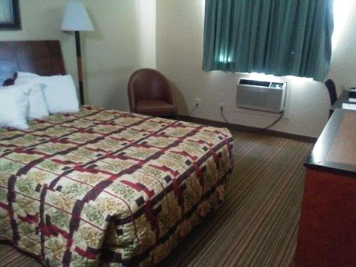 Grand Forks Hotel | Knights Inn and Suites - Grand Forks
