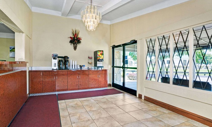Tad Hotel | Knights Inn Charleston